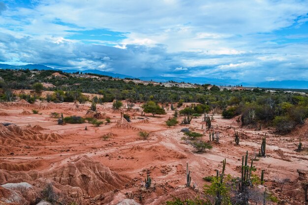 Cielo azul nublado sobre un valle en el desierto de Tatacoa, Colombia