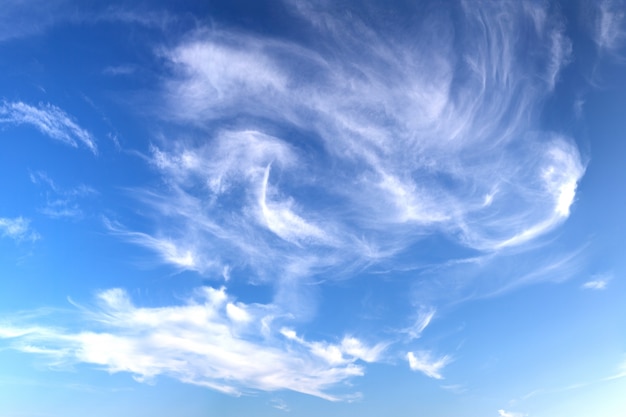 Foto gratuita cielo azul nublado