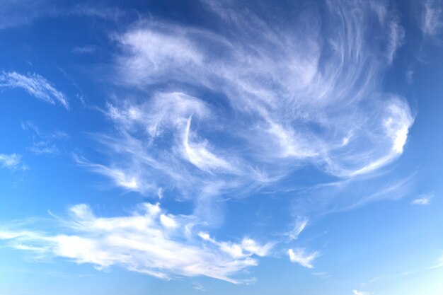 Cielo azul nublado