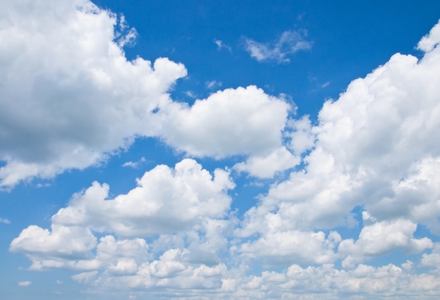 cielo azul nublado