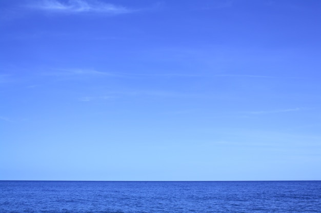 Cielo azul y paisaje de mar