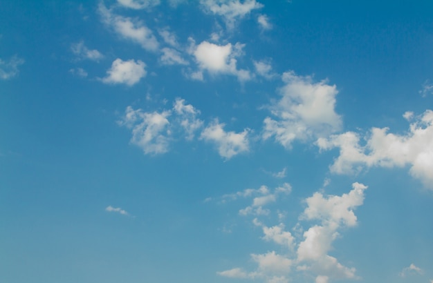 Foto gratuita cielo azul con el sol y las nubes hermosas