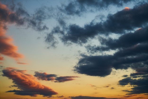 Foto gratuita cielo bonito al amanecer