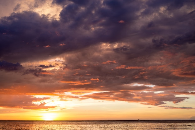 Foto gratuita cielo borrascoso al atardecer