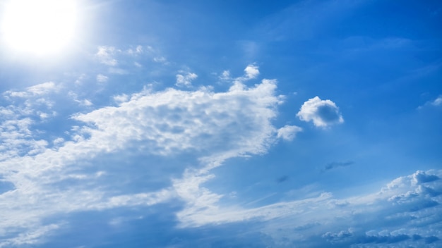 Cielo brillante con nubes y sol de fondo