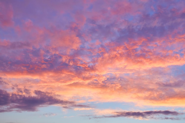 Cielo colorido después de la puesta del sol
