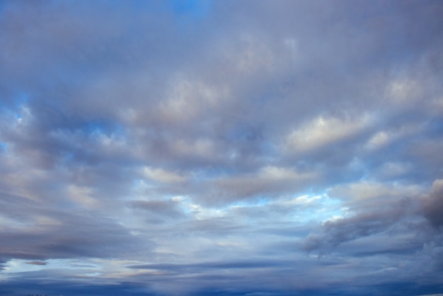 cielo colorido con fondo de sol en las montañas. Atardecer Amanecer