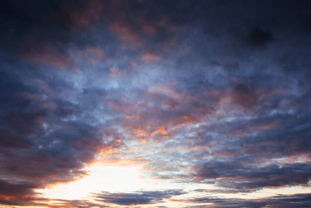 cielo colorido con fondo de sol en las montañas. Atardecer Amanecer