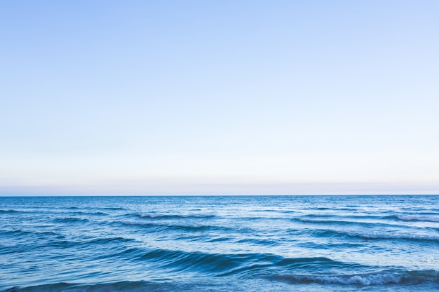 Cielo despejado con el mar azul