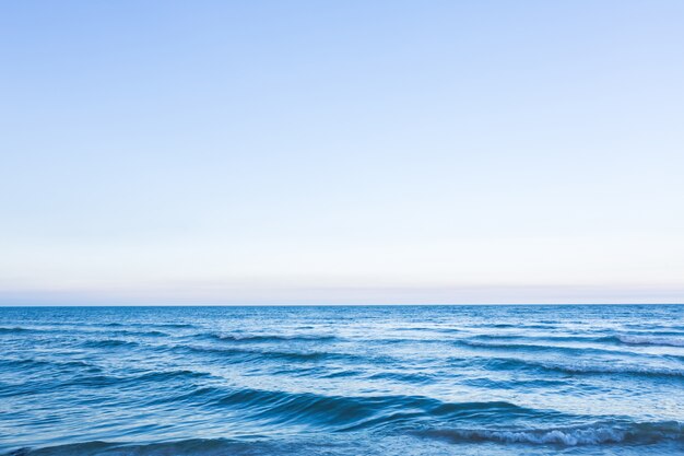 Cielo despejado con el mar azul