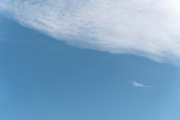 Foto gratuita cielo despejado con nubes