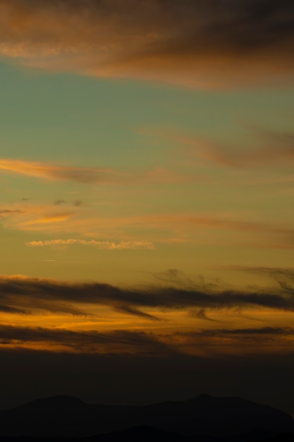 Cielo dorado con nubes blancas de algodón