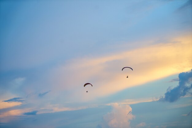 Cielo con dos personas en paracaídas