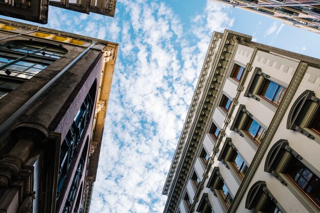 Cielo y edificio de estilo clásico.