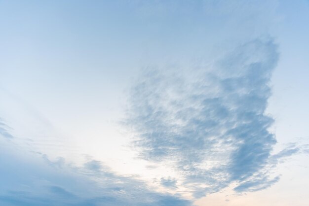 El cielo es azul y blanco