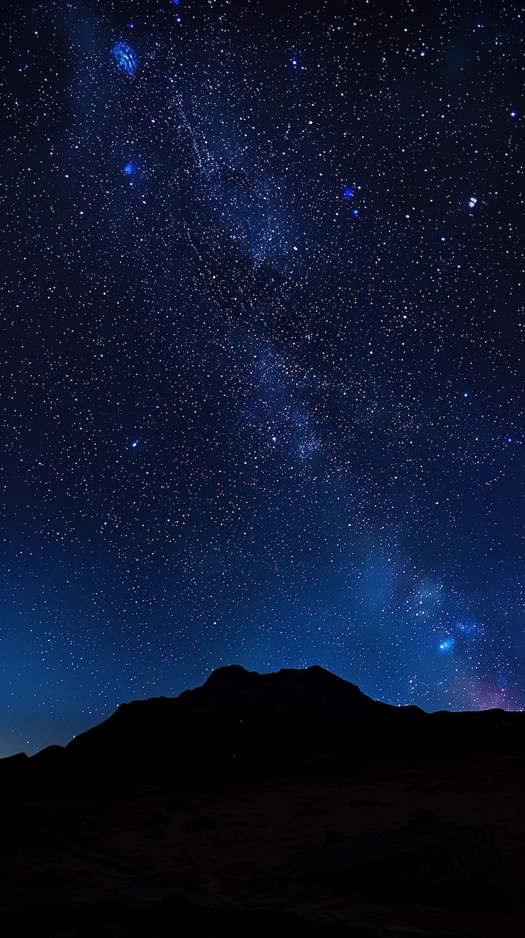 Foto gratuito cielo estrellado por la noche con paisaje de montañas