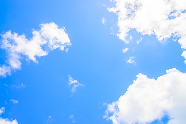 Cielo fantástico con nubes blancas