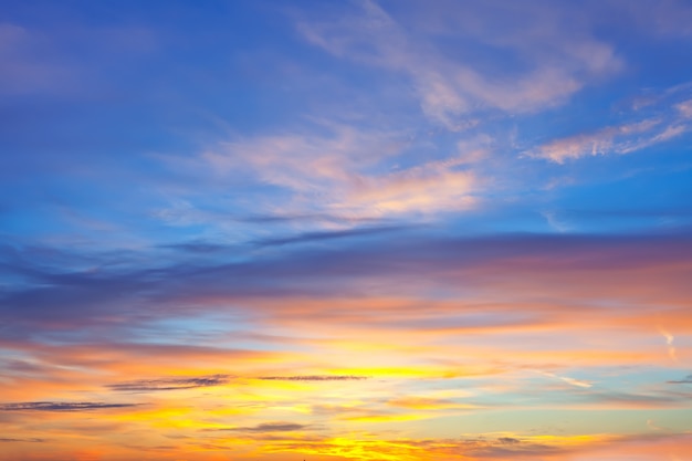 Cielo de fondo en la salida del sol