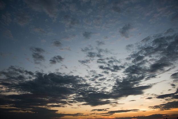 Cielo hermoso atardecer