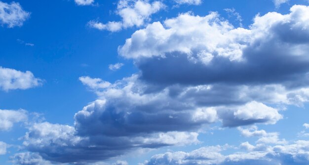 Cielo limpio con nubes esponjosas de aire