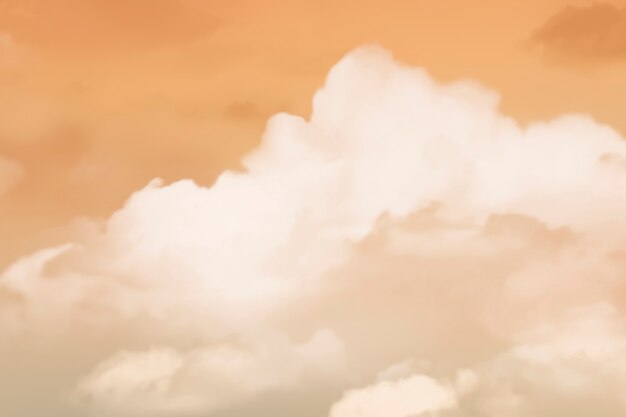 Cielo naranja con fondo de nubes