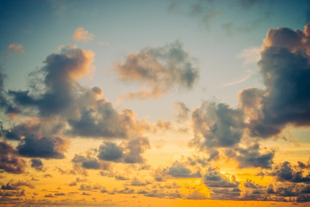 Cielo naranja con nubes