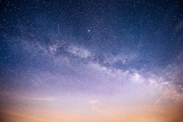 Cielo nocturno vibrante con estrellas y nebulosas y galaxias.