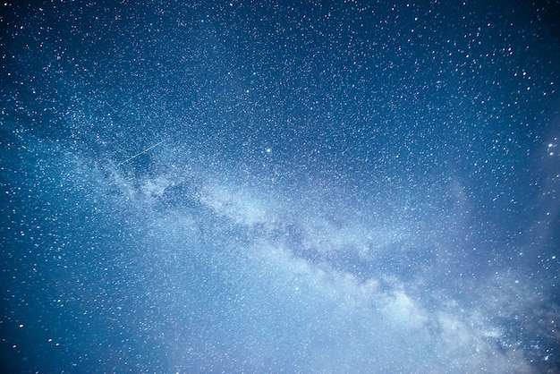 Cielo nocturno vibrante con estrellas y nebulosas y galaxias.