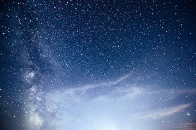 Cielo nocturno vibrante con estrellas y nebulosas y galaxias.