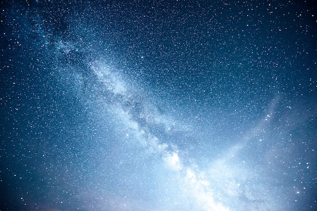 Cielo nocturno vibrante con estrellas y nebulosas y galaxias.