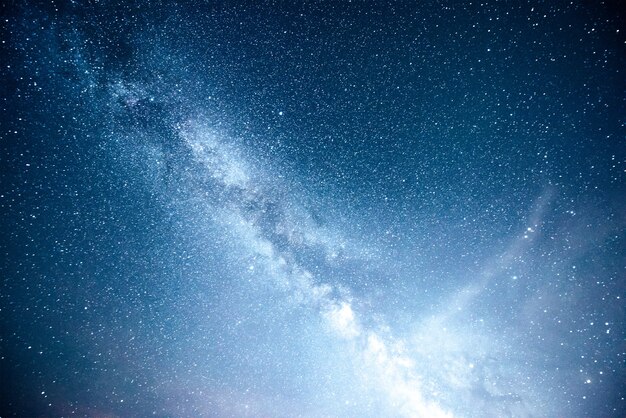 Cielo nocturno vibrante con estrellas y nebulosas y galaxias.