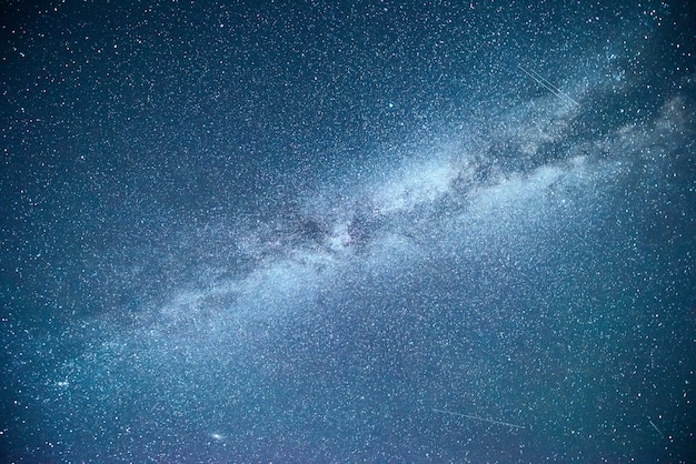 Cielo nocturno vibrante con estrellas y nebulosas y galaxias.