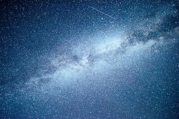 Cielo nocturno vibrante con estrellas y nebulosas y galaxias.