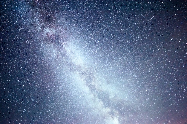 Cielo nocturno vibrante con estrellas y nebulosas y galaxias.