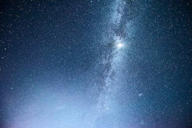 Cielo nocturno vibrante con estrellas y nebulosas y galaxias.