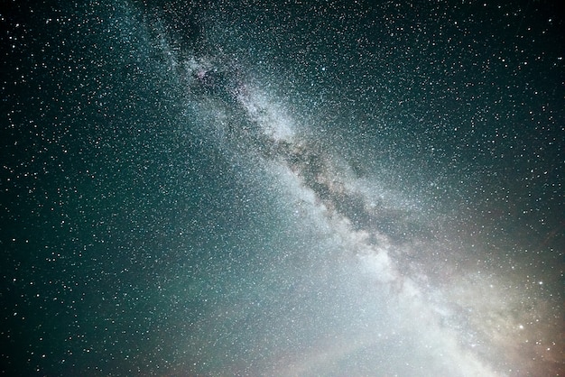 Foto gratuita cielo nocturno vibrante con estrellas y nebulosas y galaxias.