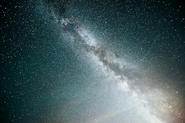 Cielo nocturno vibrante con estrellas y nebulosas y galaxias.