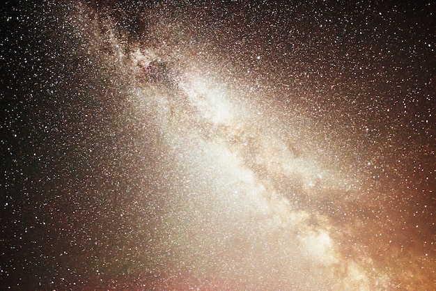 Cielo nocturno vibrante con estrellas y nebulosas y galaxias.