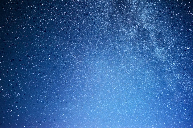 Cielo nocturno vibrante con estrellas y nebulosas y galaxias.