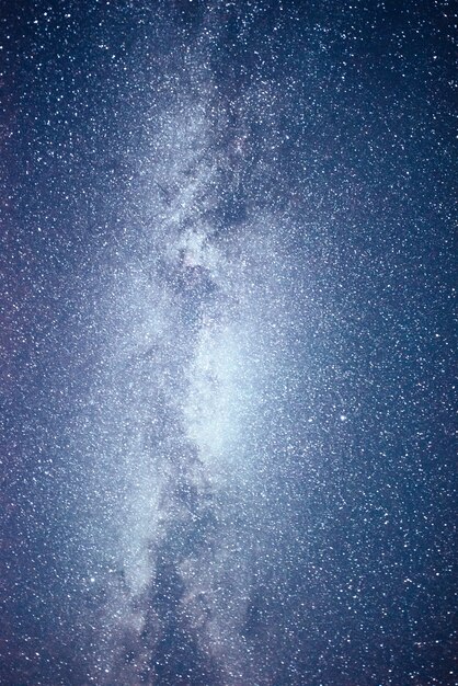 Cielo nocturno vibrante con estrellas y nebulosas y galaxias.