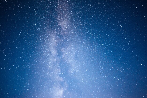 Cielo nocturno vibrante con estrellas y nebulosas y galaxias.