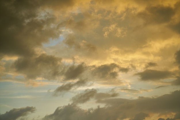 Cielo con nubes al atardecer