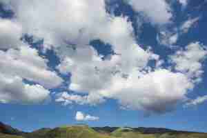 Foto gratuita cielo con nubes blancas