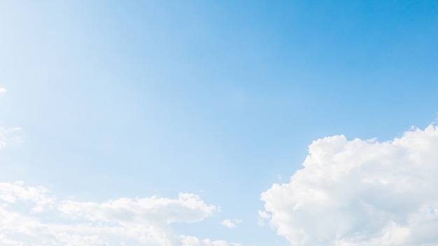 Foto gratuita cielo con nubes blancas