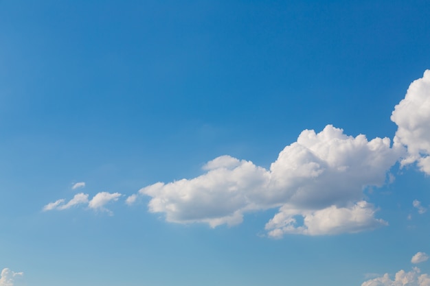 Cielo con nubes blancas