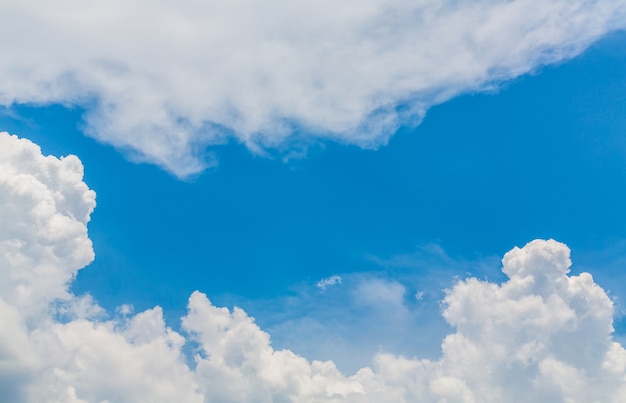 Cielo con nubes blancas