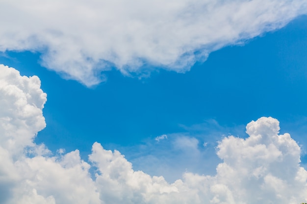 Cielo con nubes blancas