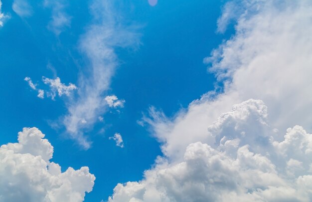 Cielo con nubes blancas