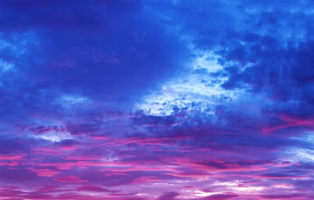 Cielo con nubes moradas al atardecer