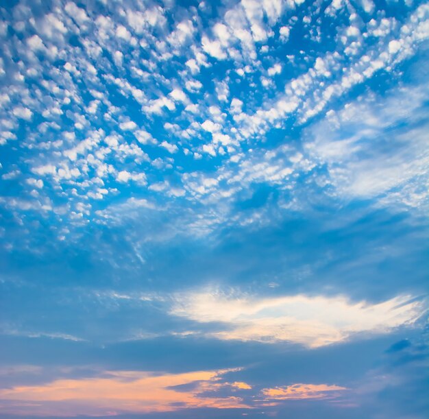 cielo con nubes y sol